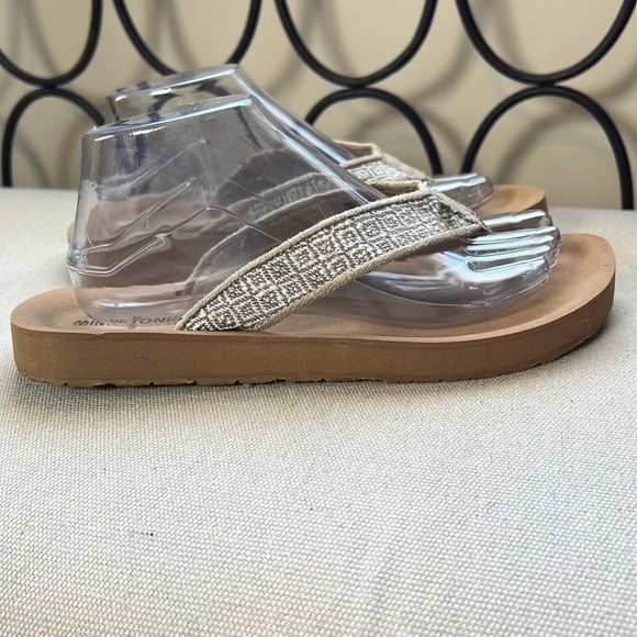 Minnetonka canvas cushion flip flops size 9 - Picture 4 of 10